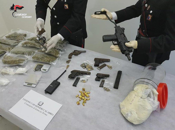 Lamezia: armi clandestine e droga in caveau, arrestati 2 giovani  