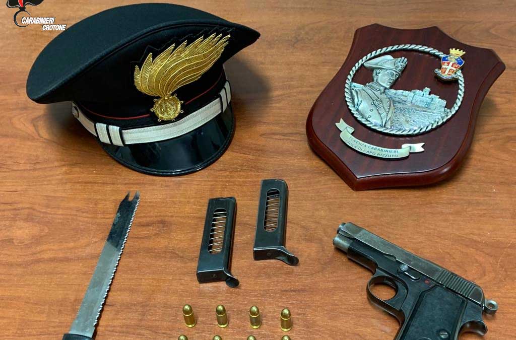 Litiga con il nipote e lo minaccia con coltello e pistola: un arresto nel crotonese 