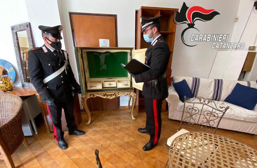 Carabinieri recuperano mobili sottratti in 3 appartamenti di Copanello: denunciato imprenditore originario di Lamezia per ricettazione