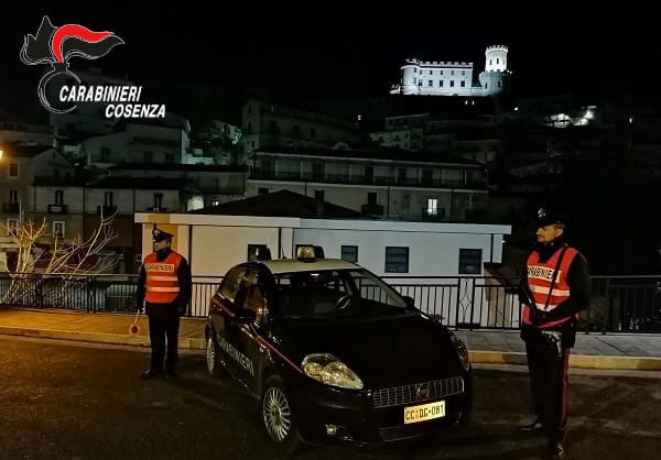 Dopo lite spara e ferisce due uomini in circolo ricreativo a Corigliano Rossano