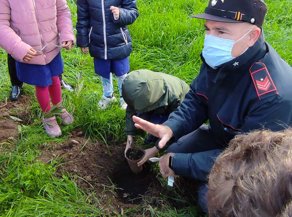 "Un albero per il futuro", carabinieri della biodiversità incontrano piccoli studenti a Sant'Eufemia e Gizzeria 
