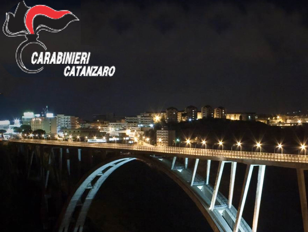 Giovane tenta di gettarsi da ponte Catanzaro, salvato dai carabinieri