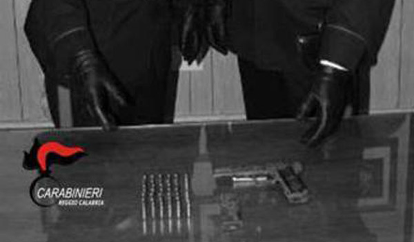 Nascondeva pistola e munizioni in un muro vicino casa, arrestato nel reggino