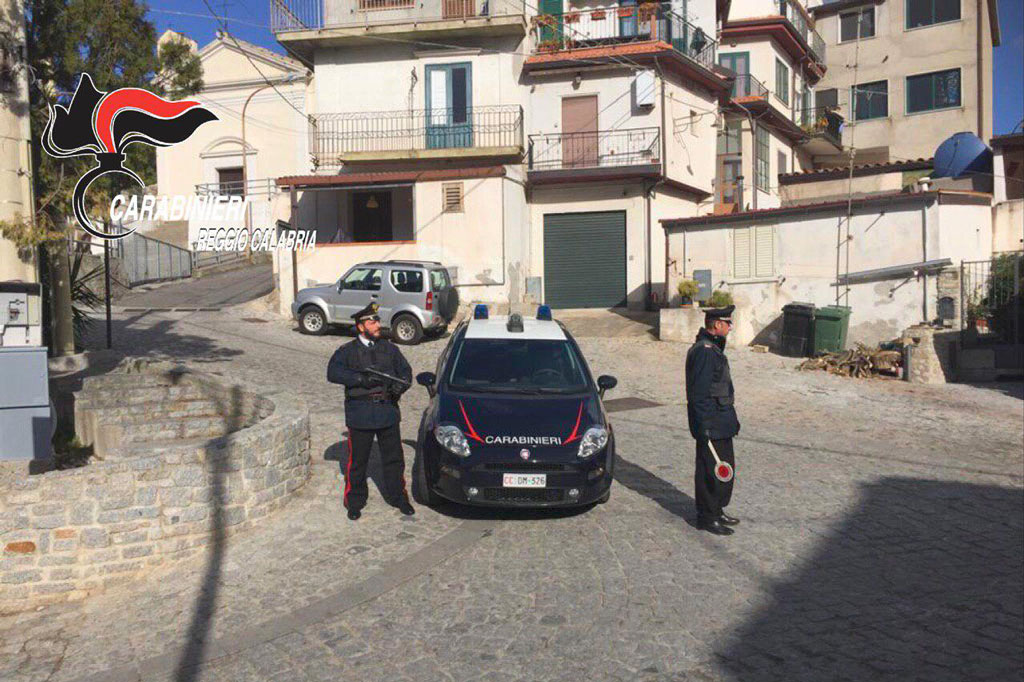 Scippa una donna dopo averla pedinata e aggredita: carabinieri arrestano un giovane a Roccella Jonica