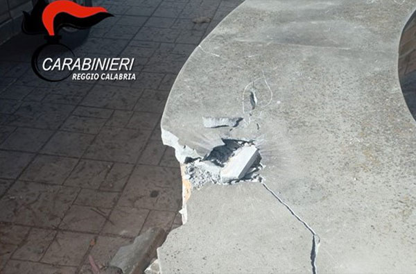 Danneggiano panchina con un petardo a Galatro: individuati e denunciati tre minori