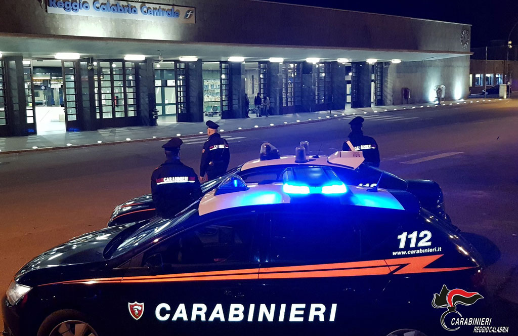 Infastidito dai cani del vicino che abbaiano tenta di ucciderli, denunciato dai carabinieri 64enne reggino