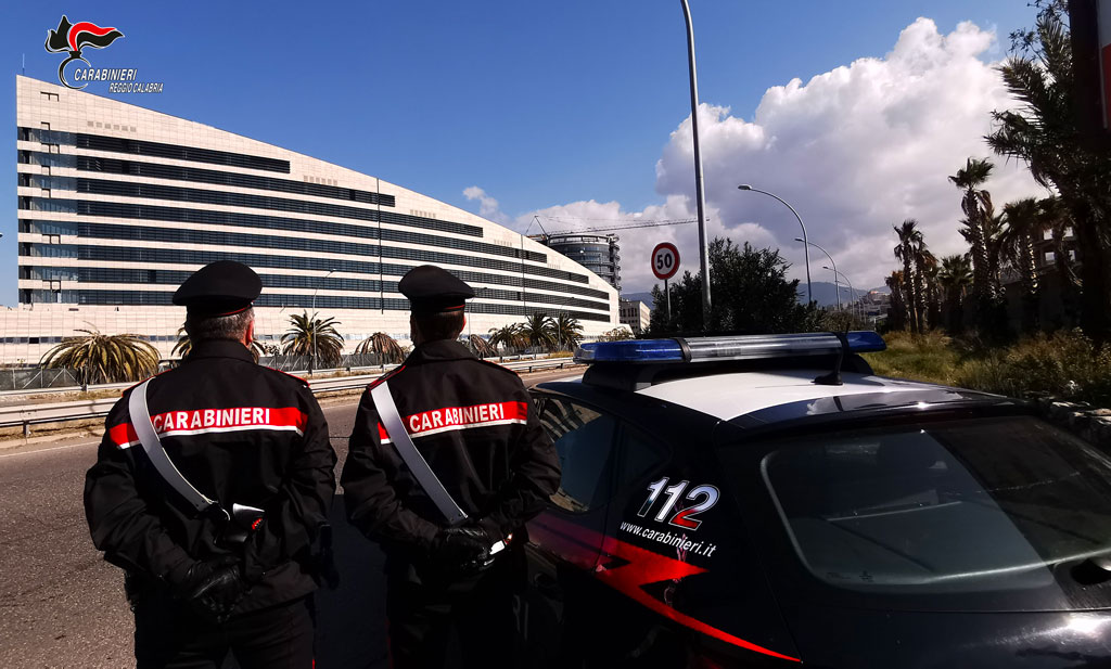 Marijuana nascosta negli slip, arrestata 33enne insieme al compagno a Reggio