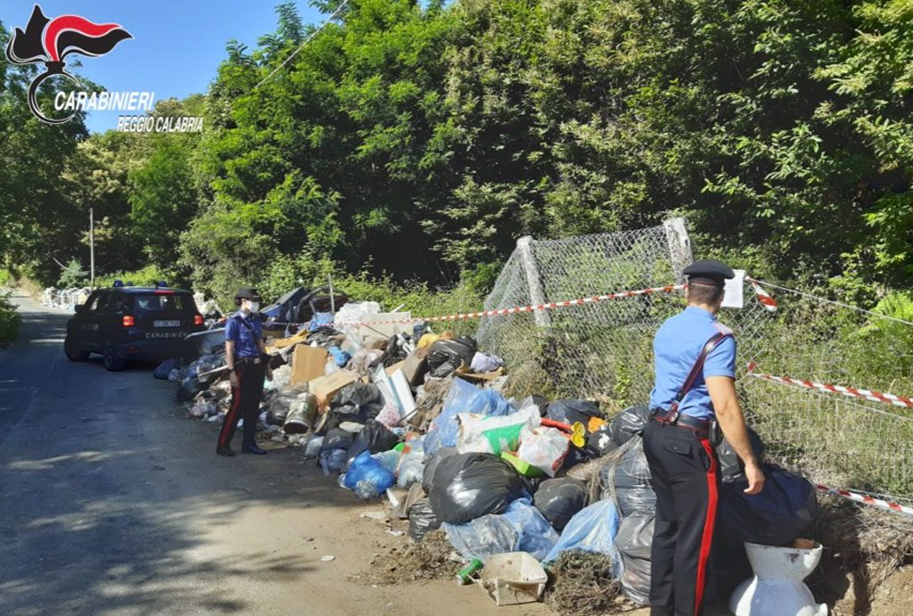 Quintali di rifiuti in 3 discariche non autorizzate a Scilla: sequestrate dai carabinieri