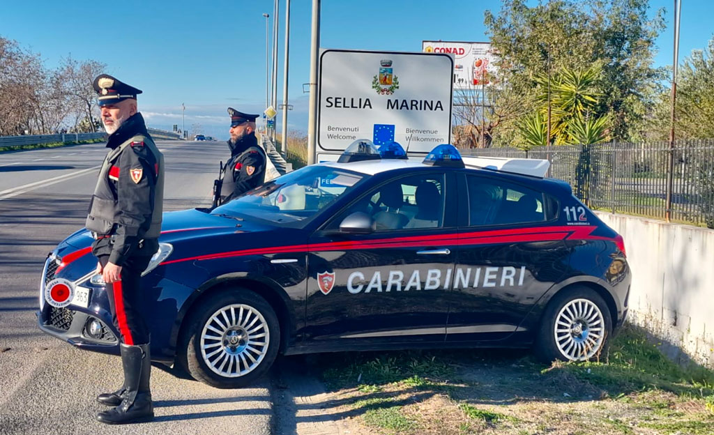 Figlio tossicodipendente rubava in casa e picchiava i genitori a Sellia Marina, arrestato