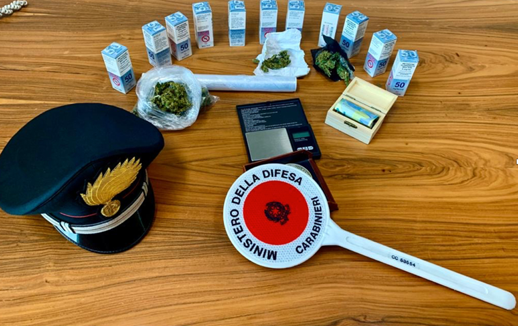 Controlli anti-droga dei carabinieri a Soverato: un arresto e segnalati due giovani