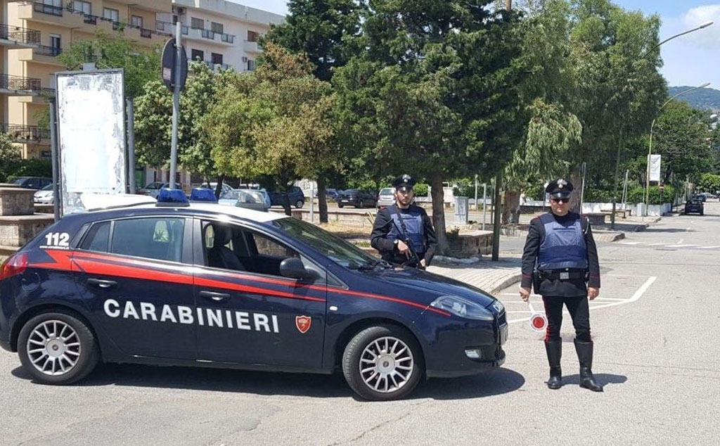 Pretende alcolici senza pagare, arrestato 30enne a Soverato