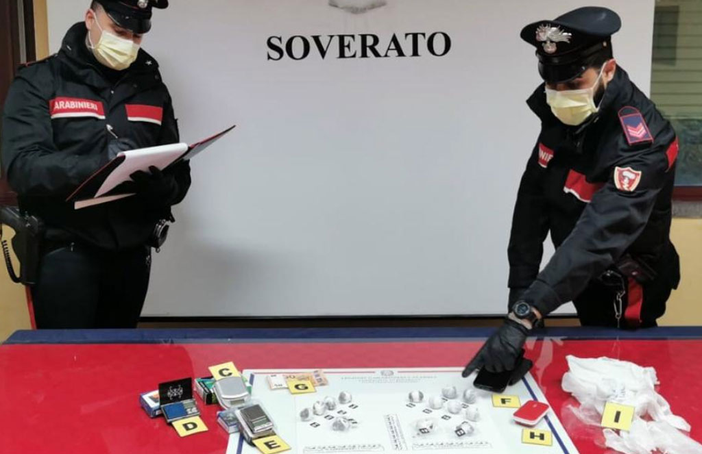Nascondeva marijuana negli indumenti intimi, arrestato 26enne a Badolato