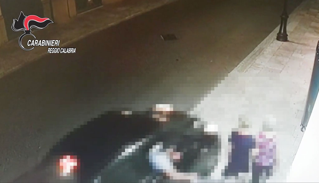 Tentano di scippare una donna e la trascinano per metri: due giovani arrestati dai carabinieri nel reggino - VIDEO
