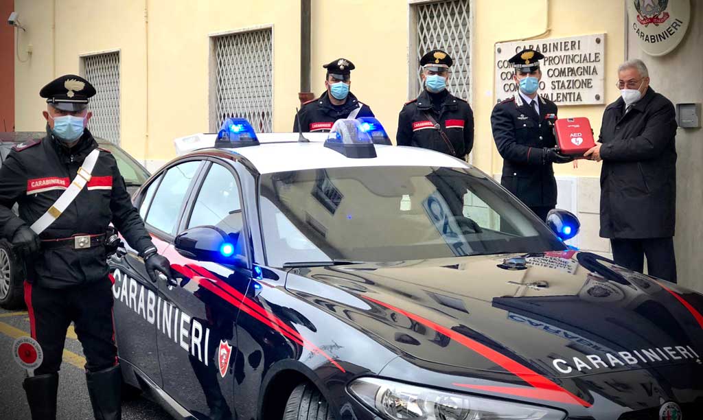 Delegazione vibonese della Fondazione Umberto Veronesi consegna defibrillatore ai Carabinieri