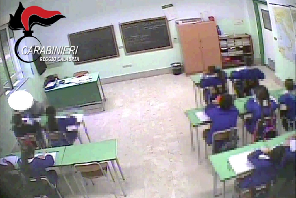 Schiaffi e minacce ad alunni, sospese due maestre nel reggino – VIDEO