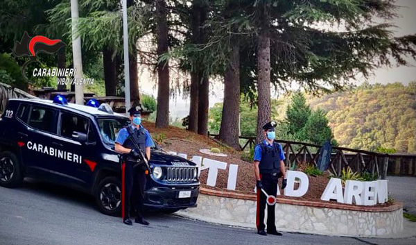 Vanno dai carabinieri di Arena per firmare ma scavalcano recinzione, arrestati