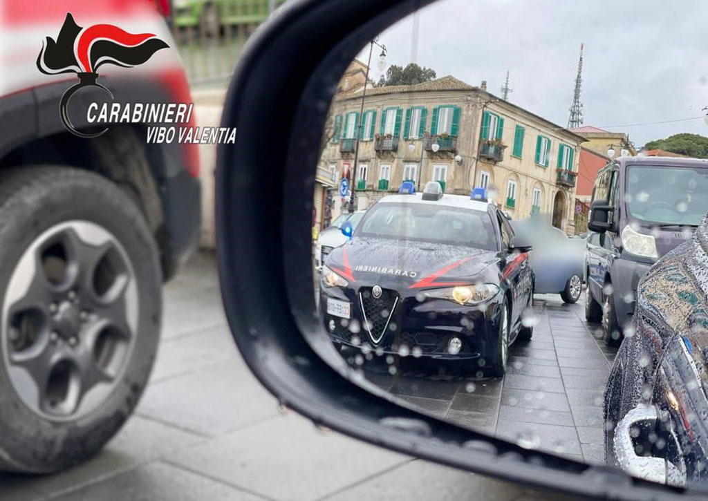 Tentano la truffa dello specchietto ma anziano li smaschera, due denunce a Pizzo