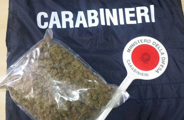 Fermato da carabinieri con mezzo chilo di marijuana, arrestato a Crotone