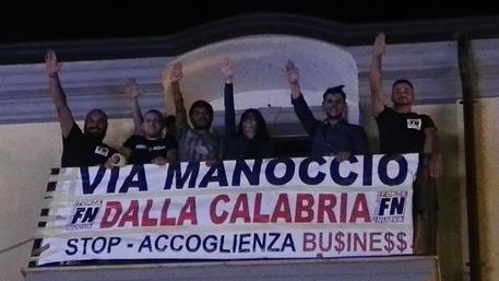 Striscione contro delegato accoglienza Calabria a San Lorenzo del Vallo: "Via Manoccio"