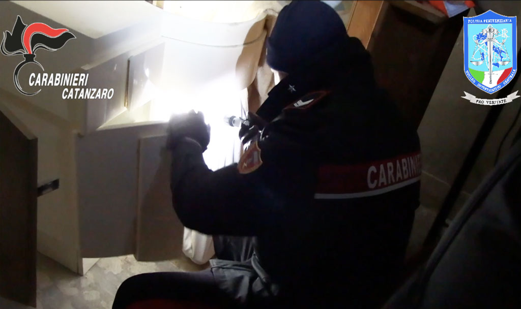 Traffico di droga, associazione a delinquere e corruzione: 38 indagati nell'inchiesta della Dda di Catanzaro - Video