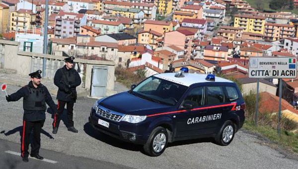 Molestano gli automobilisti e aggrediscono i militari: due arresti ad Acri 