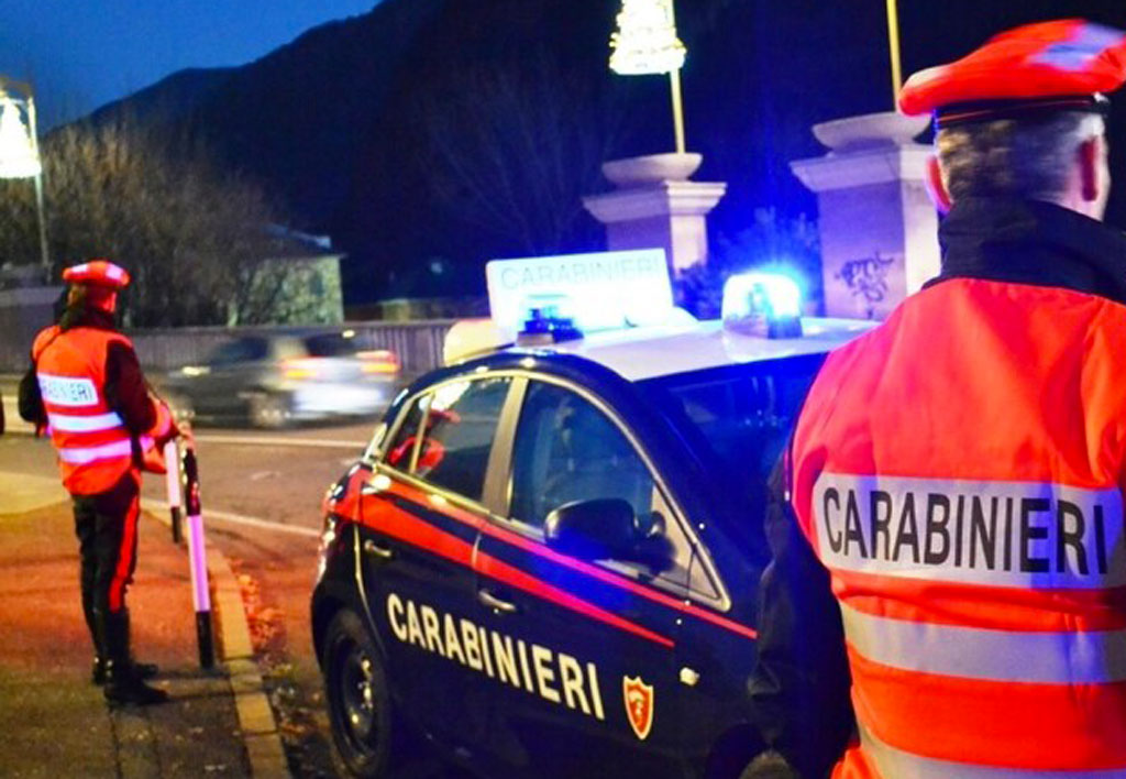 Tenta di strangolare 86enne durante lite, fermato dai carabinieri nel Crotonese