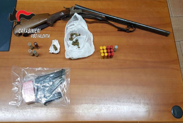 Aveva in casa pistola e fucile illegali, arrestato nel vibonese