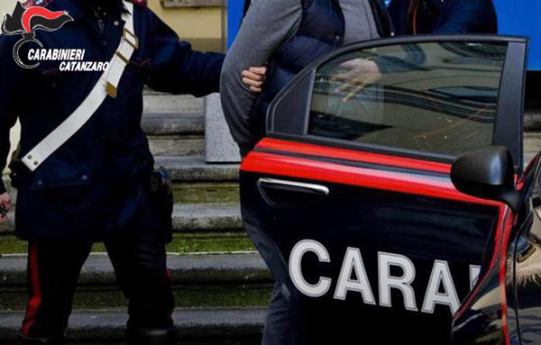 Pretende soldi dai familiari, arrestato 38enne per maltrattamenti alla madre a Catanzaro