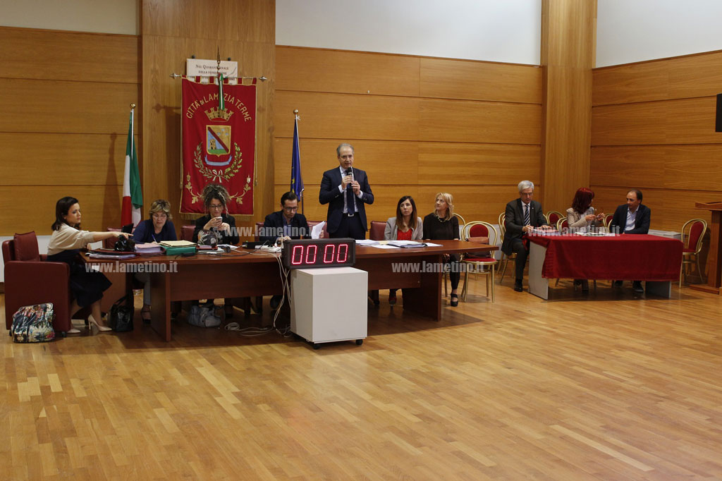 Lamezia, consiglio comunale: passa il bilancio 2016 senza l'opposizione in aula