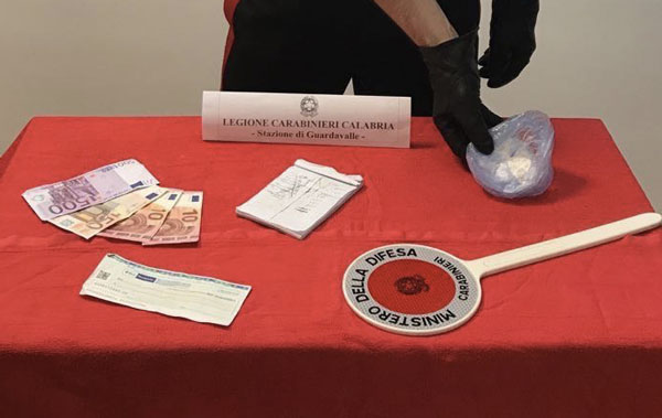 Alla vista dei carabinieri lanciano cocaina dal finestrino a Guardavalle, arrestati