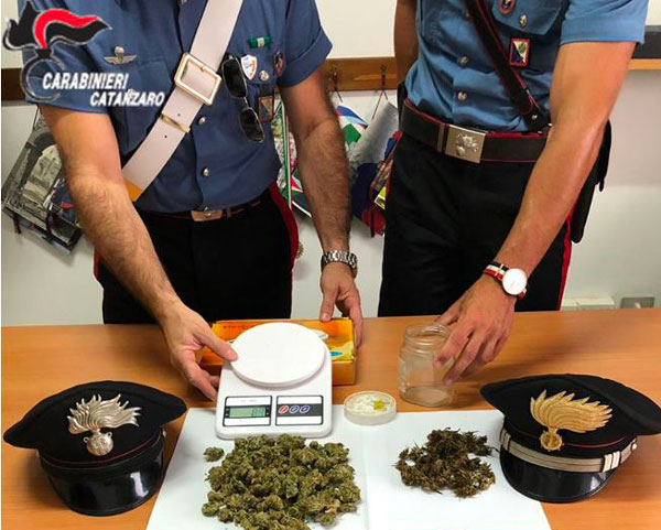 Nascondeva in casa marijuana e materiale per confezionamento dosi: ai domiciliari 53enne a Sersale