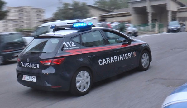 Auto rubata a Catanzaro, carabinieri trovano pezzi rimontati su veicolo fermato durante controllo