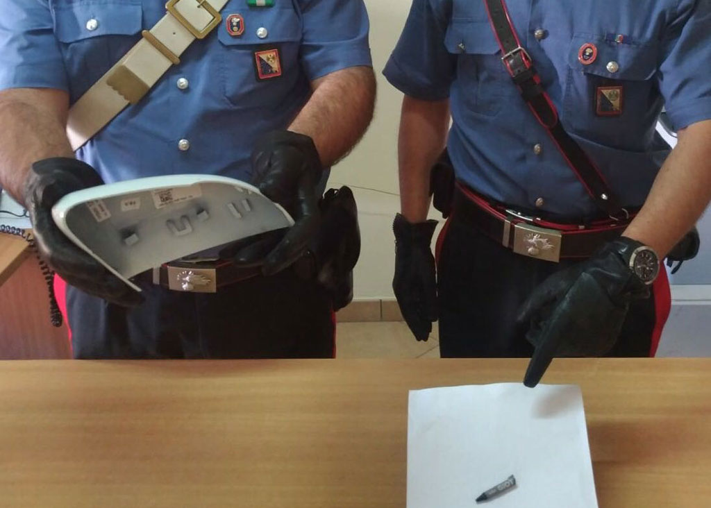 Truffava anziani simulando incidenti stradali usando pastello a cera, arrestato 26enne nel catanzarese