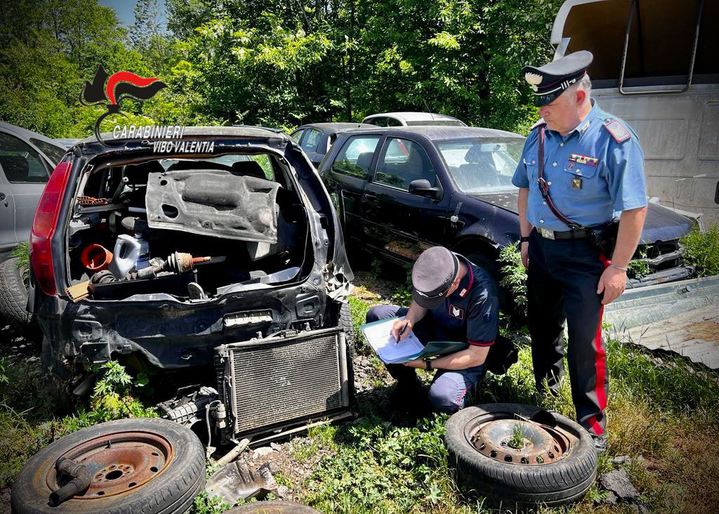 Si ferisce mentre lavora e Carabinieri scoprono deposito incontrollato di mezzi fuori uso nel Vibonese: una denuncia