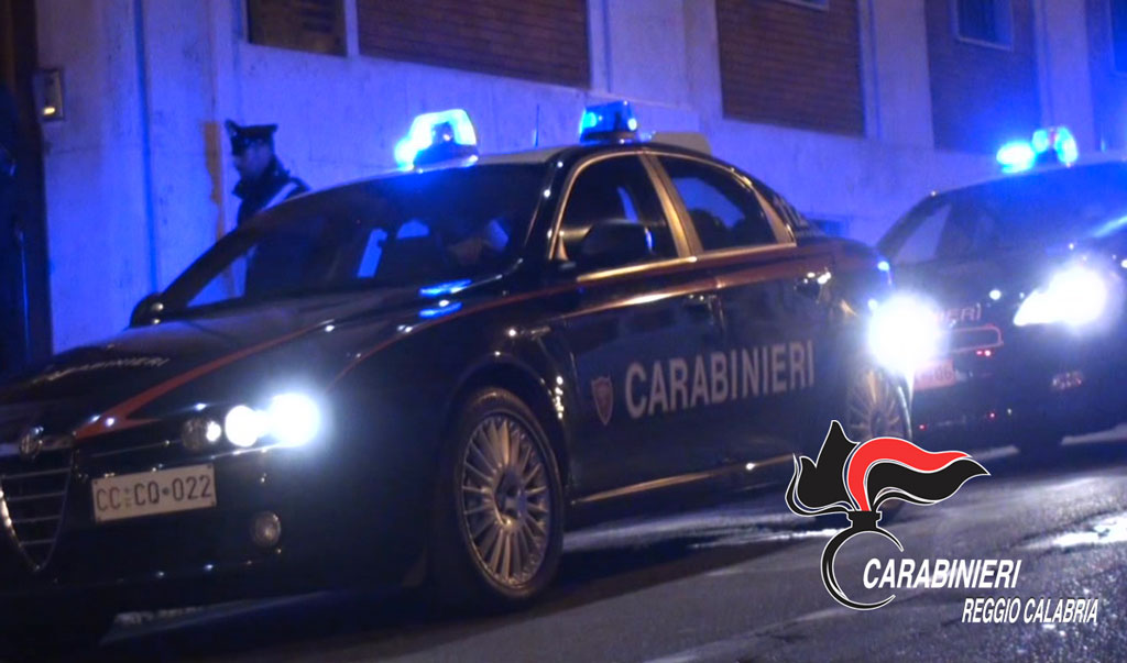 Lancia pietre e arance contro casa ex compagna e provoca anche un incendio: arrestato 34enne a Reggio