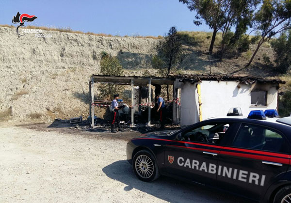 Incendio in bar a Roccella Jonica, arrestato 19enne