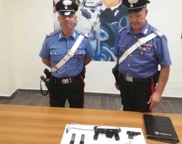 In auto con due pistole clandestine e munizioni, un arresto a Crotone