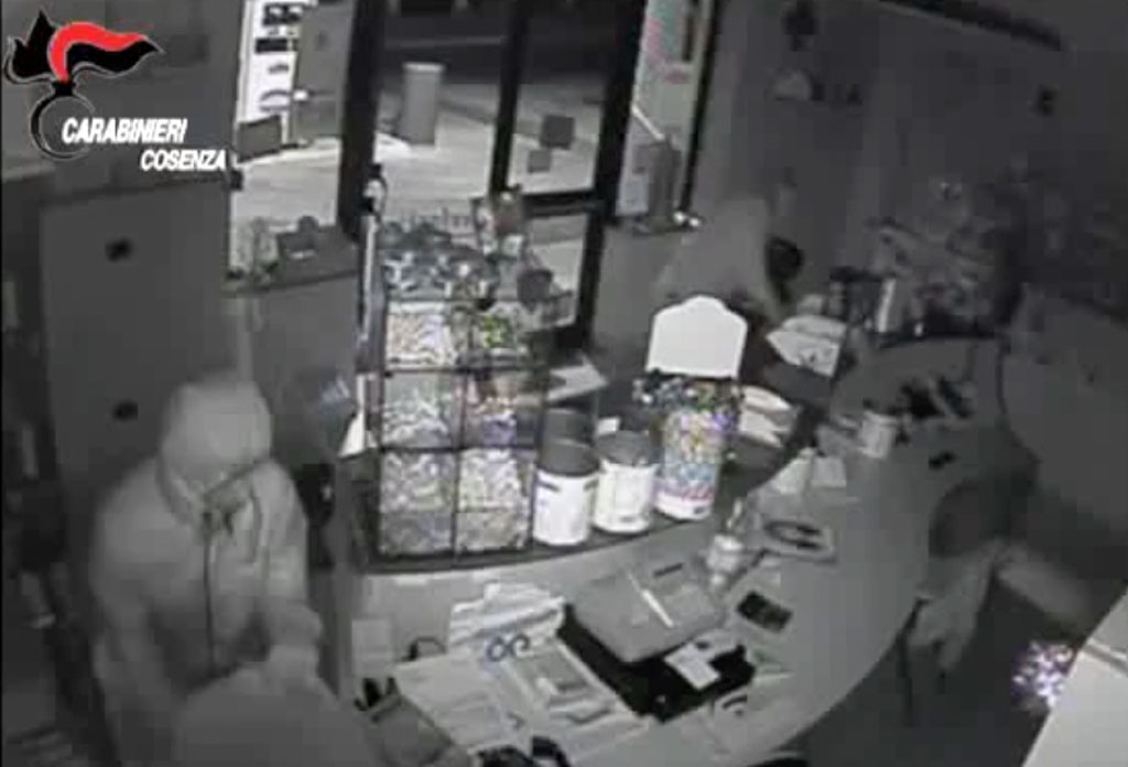 Si travisavano con maschere da carnevale, in manette banda dedita ai furti a Corigliano Calabro - VIDEO