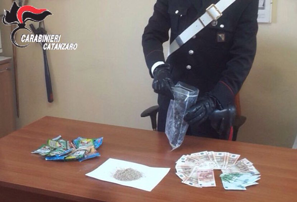 Papavero da oppio e contanti occultati in casa, un arresto a Davoli