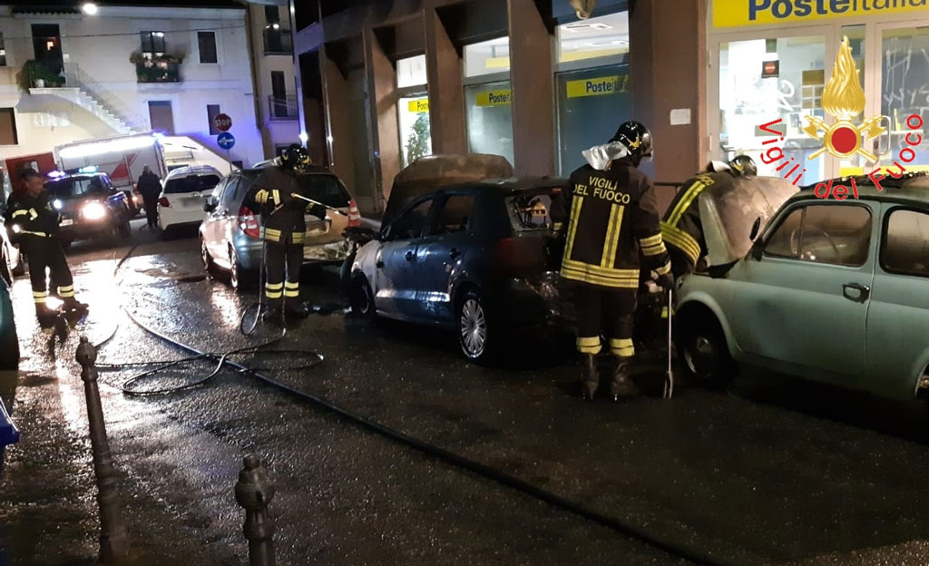 In fiamme nella notte 3 auto e una moto a Catanzaro: avviate indagini