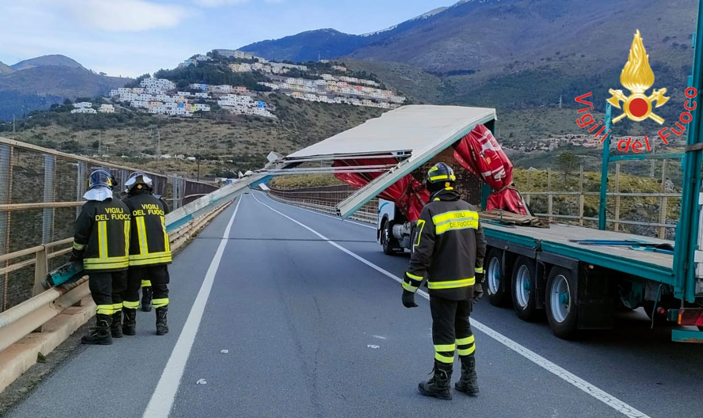 Camion si scoperchia per vento, disagi su tratto statale 18 nel Cosentino
