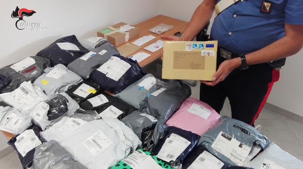 Lamezia, sottraeva corrispondenza e pacchi: arrestato dipendente Centro Meccanizzazione Postale