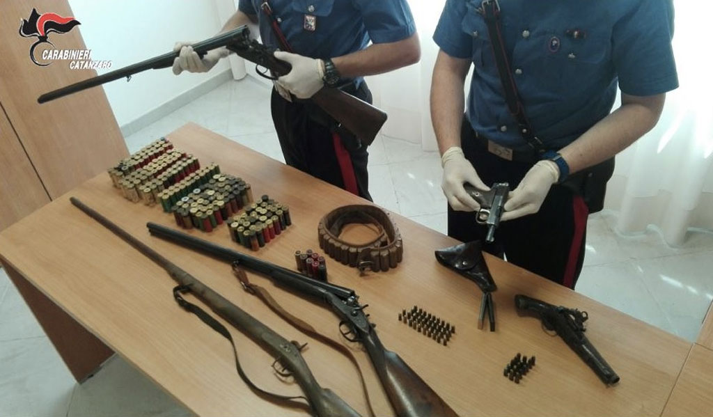 Lamezia, in libertà vigilata per atti persecutori contro giovane donna, 48enne arrestato per detenzione di armi e munizioni