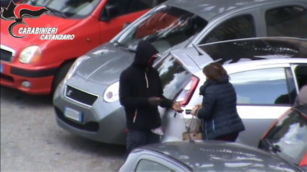 Blitz dei carabinieri contro parcheggiatori abusivi a Catanzaro, 2 arresti e una denuncia - VIDEO