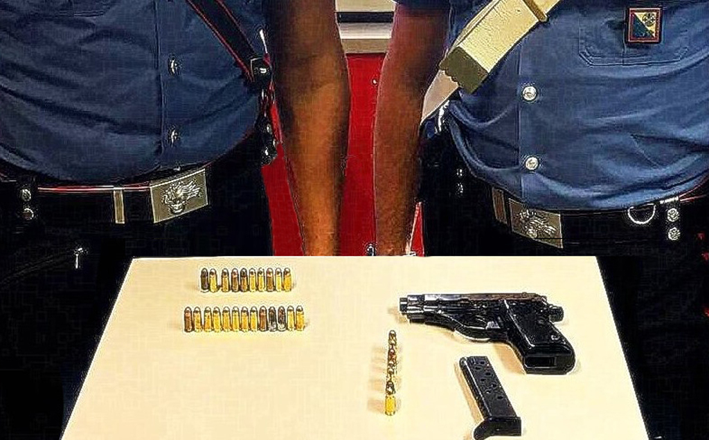 Nascondeva pistola in casa, arrestato 76enne a Reggio