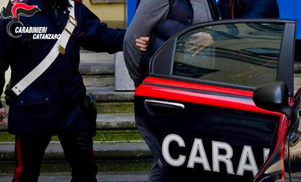 Controlli dei carabinieri a Sellia Marina, 2 arresti per evasione domiciliari e furto energia elettrica