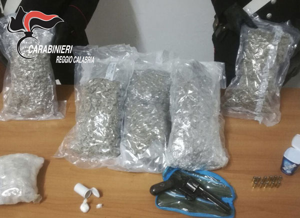 Rinvenuti 6 kg di droga e una pistola nel reggino