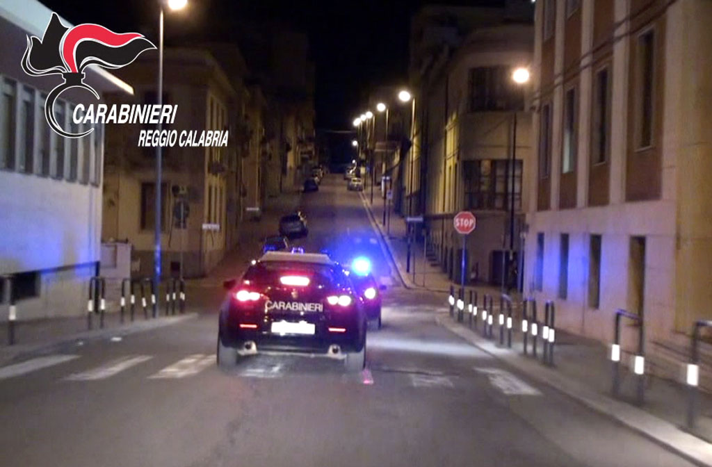Ambulante aggredito per fargli cambiare posto, tre arresti a Reggio - VIDEO