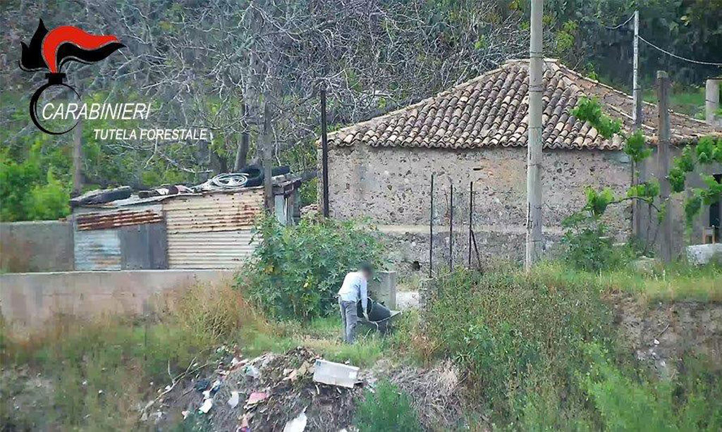 Abbandono di rifiuti nel Torrente Sant’ Agata nel Reggino: trasgressori incastrati da videosorveglianza