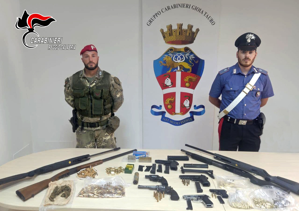 Sequestrato dai carabinieri un arsenale a Gioia Tauro, 2 arresti